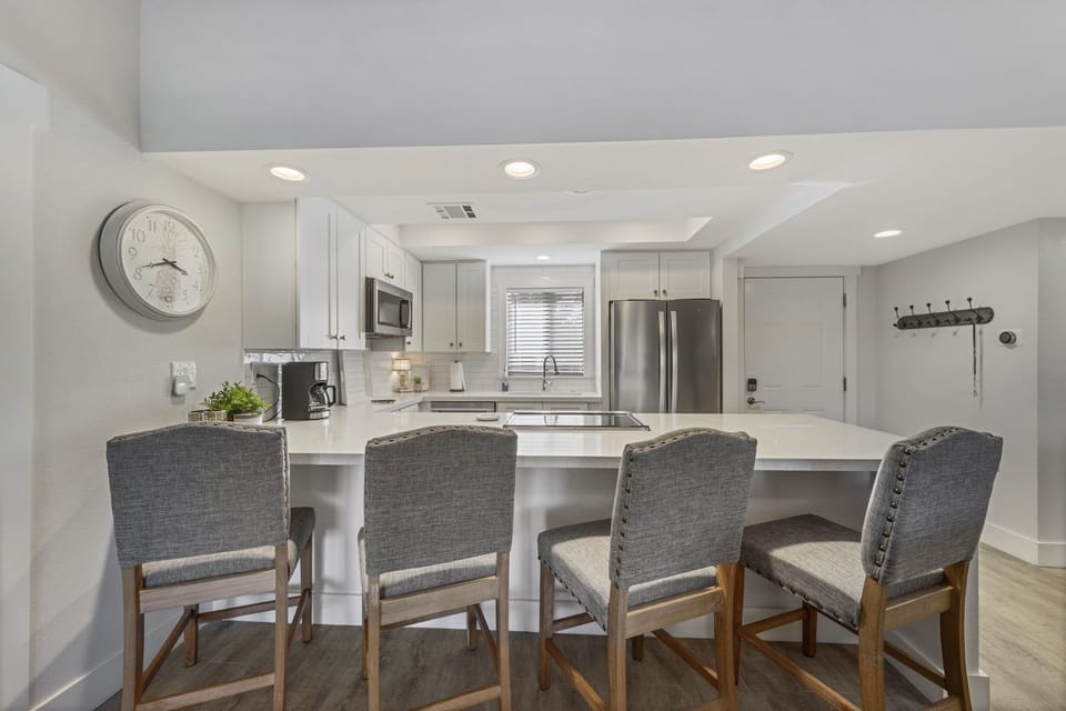 KITCHEN BAR