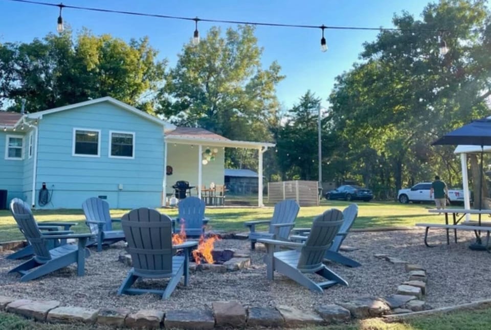 Huge private space! FIRE PIT | GRILL | HORSESHOES | CORNHOLE | GIANT JENGA 