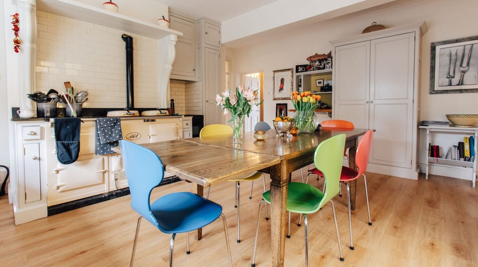 Kitchen sits up to 8