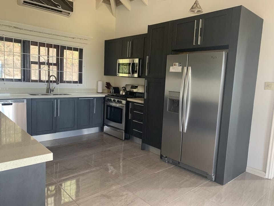 Modern and Spacious Kitchen