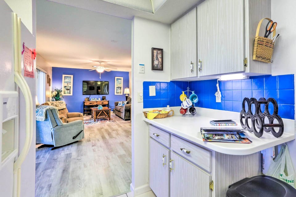 Kitchen | Dishware & Flatware | Keurig & Complimentary Coffee Pods | Blender