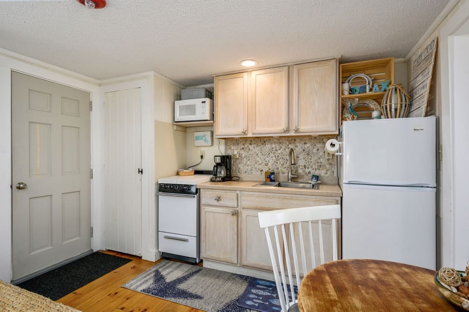 Cozy dining space near kitchen - 194 Captain Chase Road Dennis Port