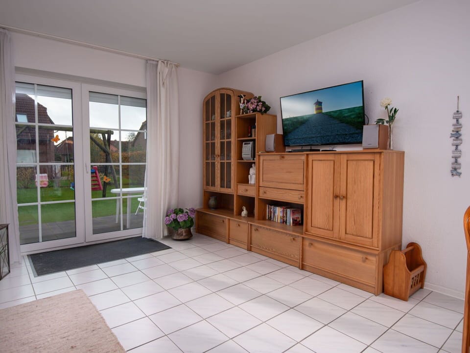 Property, Cabinetry, Interior Design, Houseplant, Wood, Shelving, Television, Floor, Wall, Flooring
