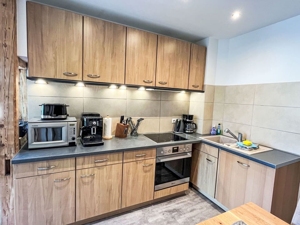Countertop, Cabinetry, Kitchen Sink, Sink, Tap, Kitchen Stove, Kitchen, Wood, Flooring, Kitchen Appliance