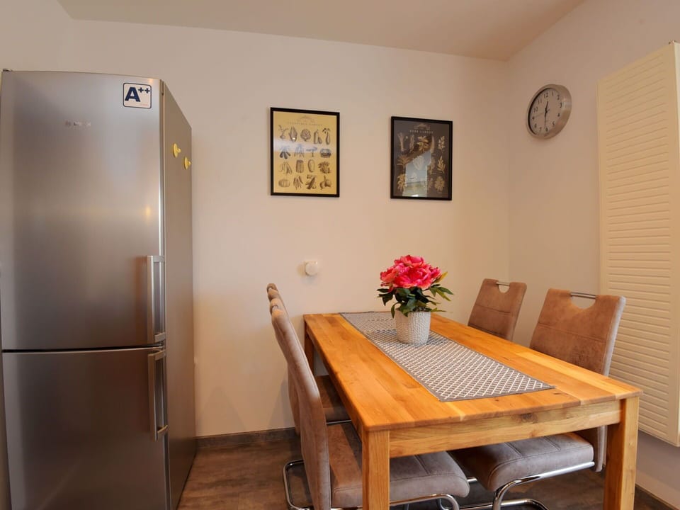 Flower, Furniture, Property, Table, Picture Frame, Wood, Plant, Interior Design, Comfort, Building