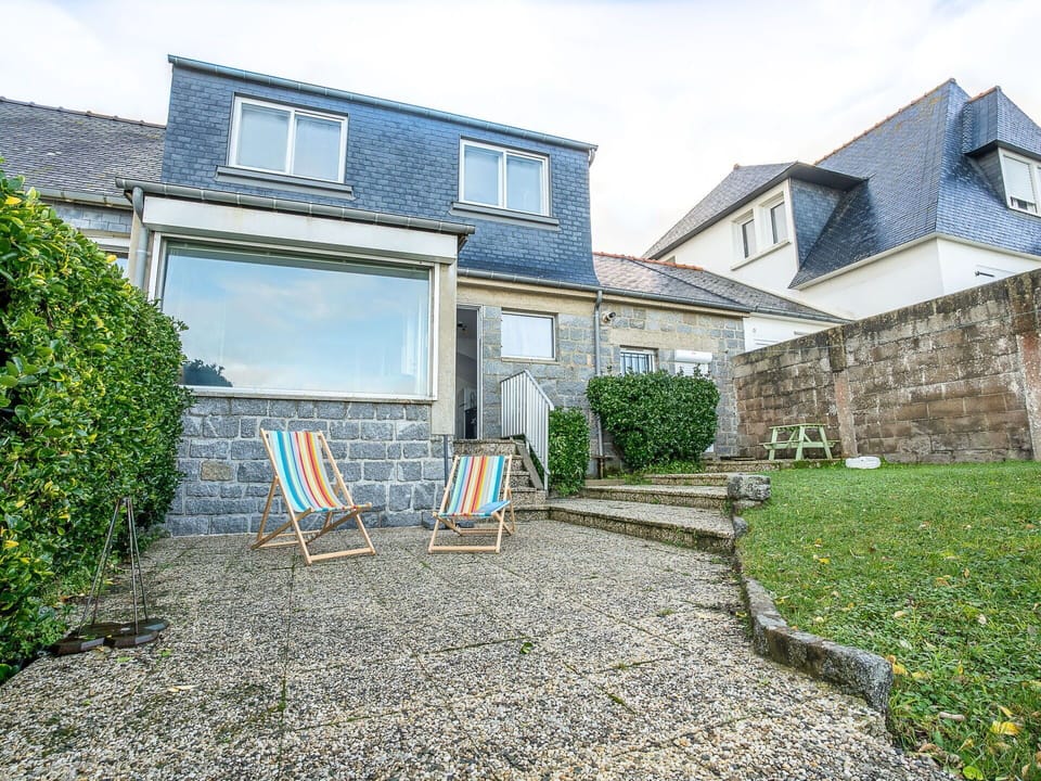 Cloud, Plant, Sky, Building, Property, Window, House, Land Lot, Architecture, Road Surface