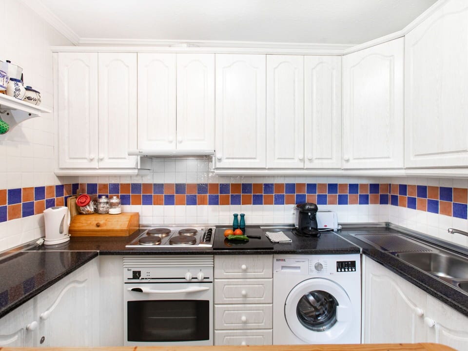 Cabinetry, Property, Countertop, Kitchen Stove, Kitchen, Kitchen Sink, Cooktop, Gas Stove, Kitchen Appliance, Stove