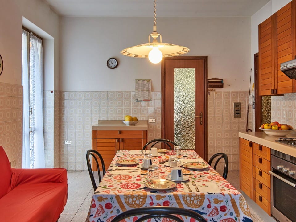 Water, Sky, Cloud, Swimming Pool, Building, Tree, Aqua, Leisure, Resort Town, Plant