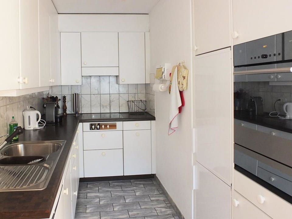 Kitchen Sink, Sink, Building, Tap, Countertop, Cabinetry, Kitchen Stove, Kitchen, Plumbing Fixture, Flooring