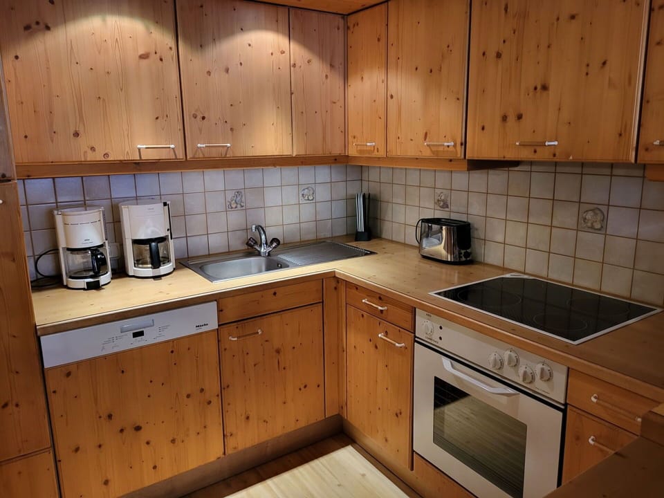 Cabinetry, Countertop, Kitchen Sink, Property, Tap, Sink, Kitchen, Plumbing Fixture, Building, Kitchen Stove