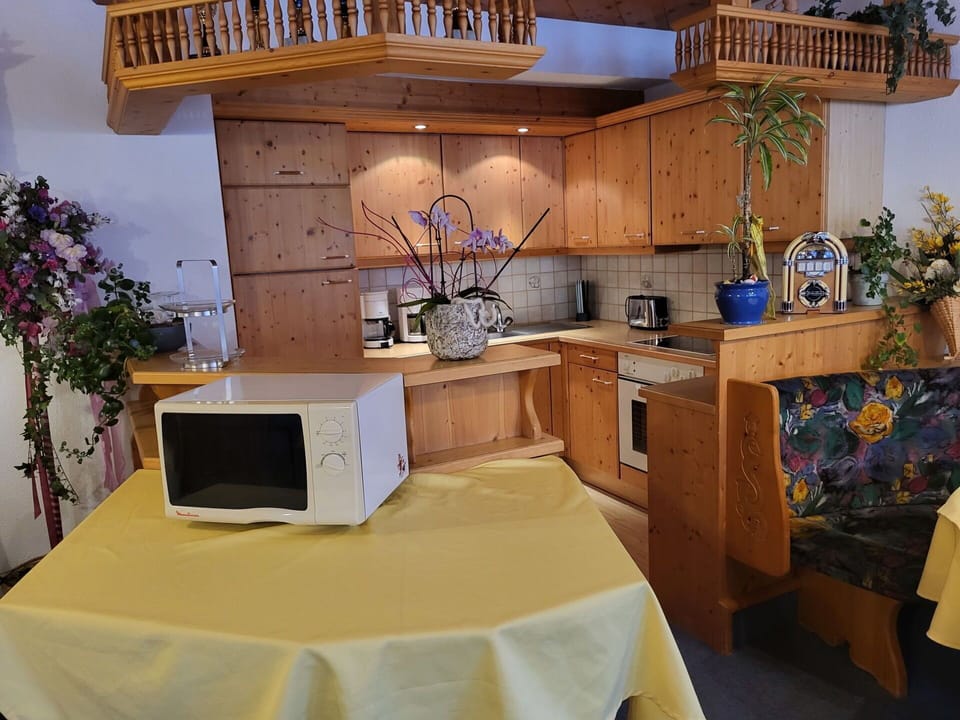 Table, Plant, Property, Furniture, Houseplant, Flowerpot, Interior Design, Cabinetry, Flower, Wood