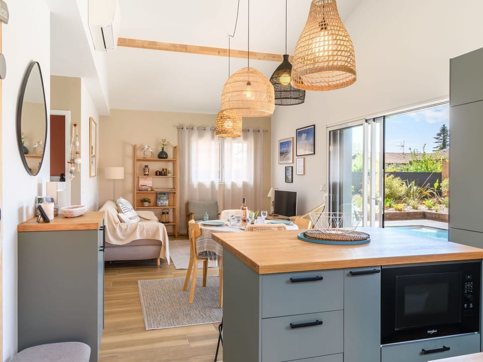 Cabinetry, Property, Countertop, Furniture, Table, Building, Chair, Plant, Wood, Lighting