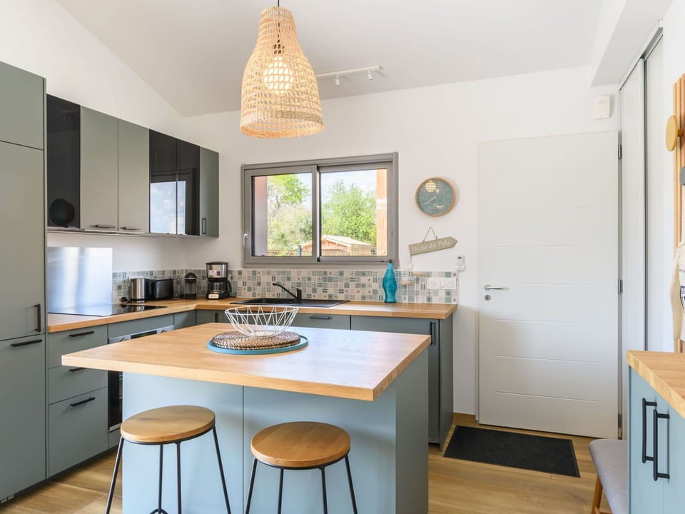 Cabinetry, Countertop, Property, Kitchen Sink, Furniture, Sink, Tap, Wood, Kitchen Stove, Kitchen