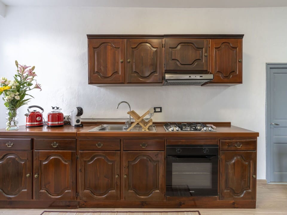 Brown, Cabinetry, Property, Furniture, Countertop, Plant, Wood, Drawer, Rectangle, Interior Design