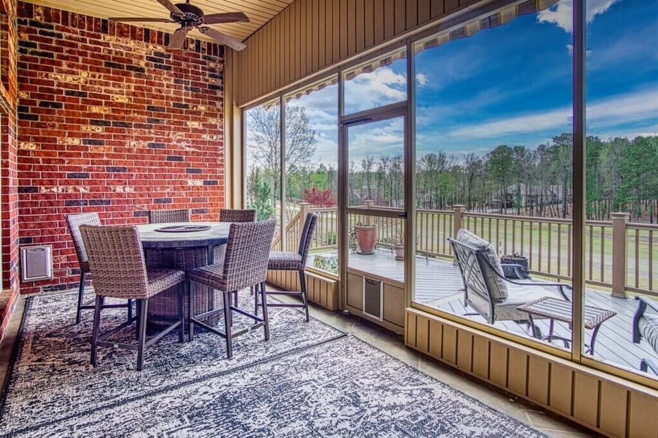 Enclosedandopenporch