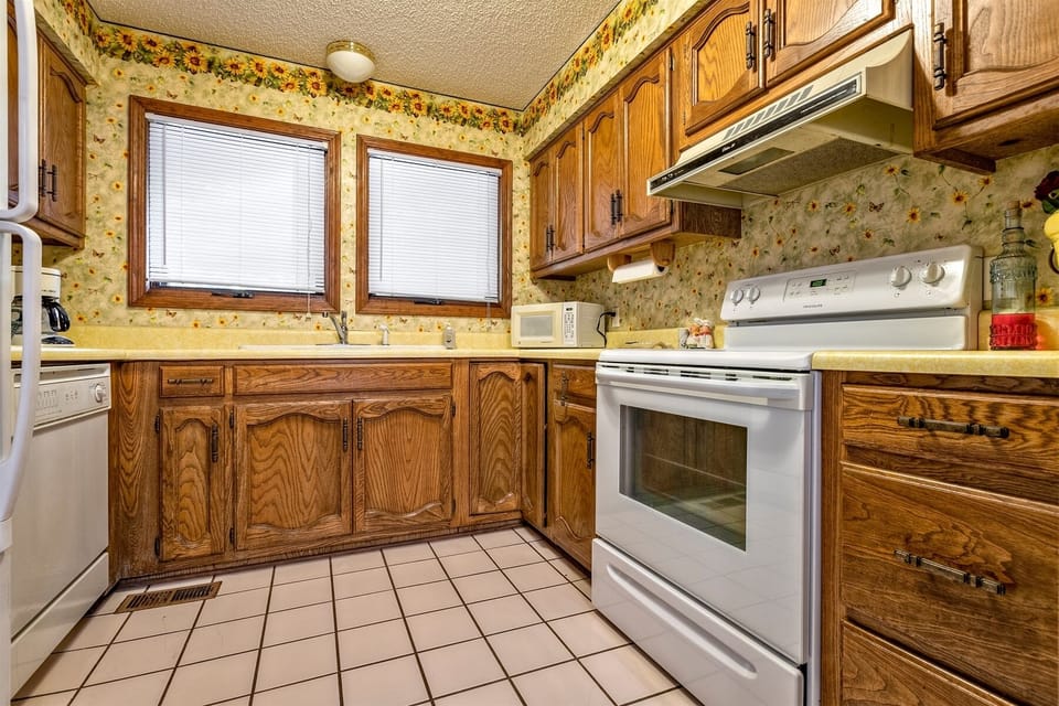 Kitchen with smooth cook top