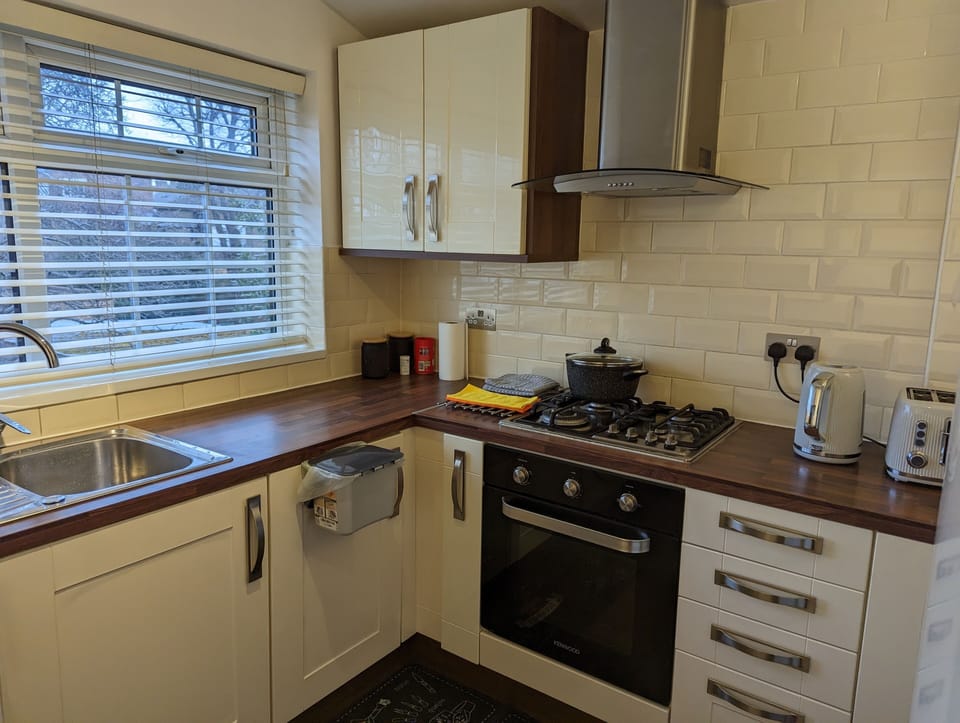 Kitchen with Oven and cooker