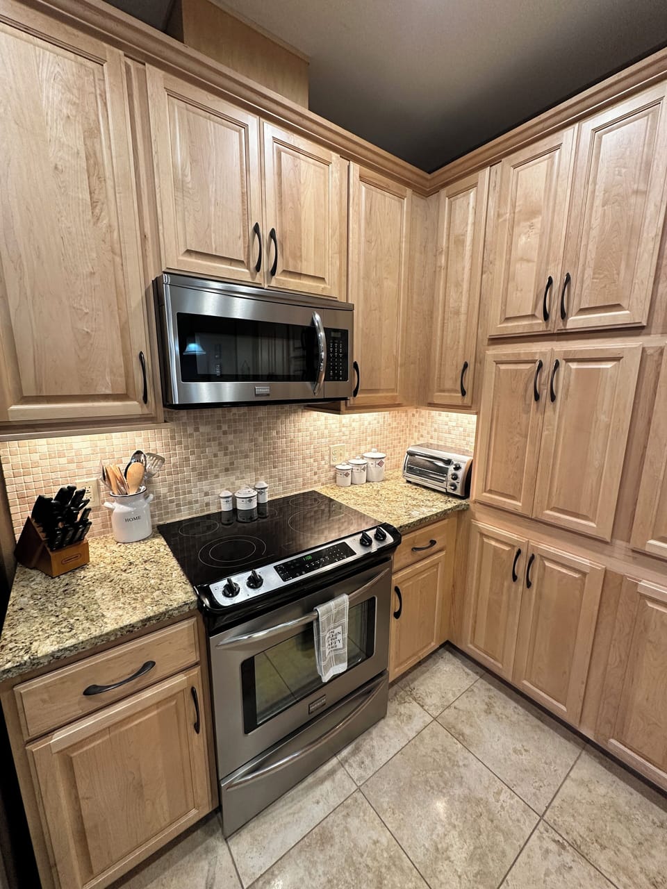 Granite countertops & stainless steel appliances