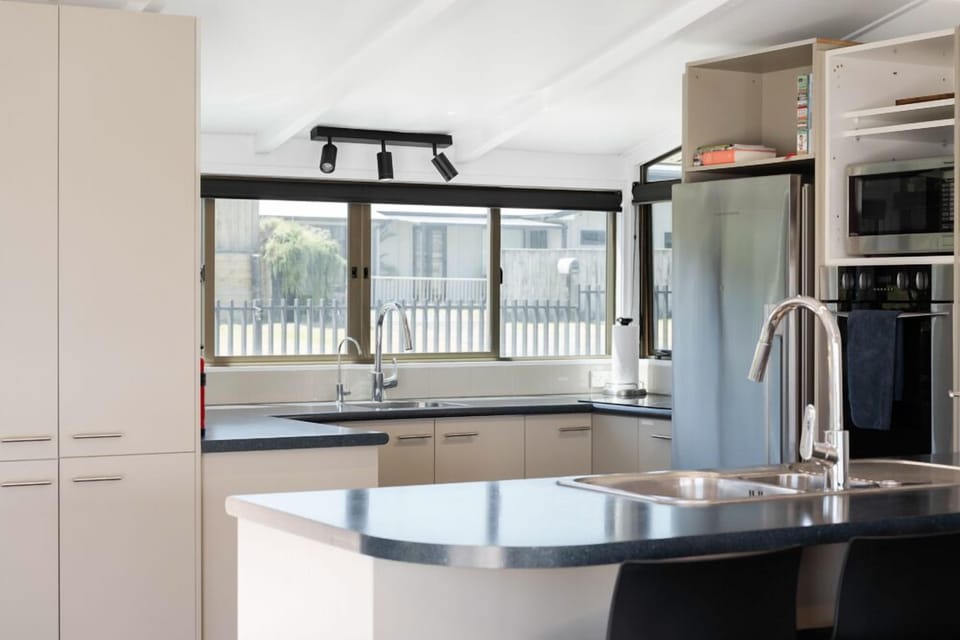 690 Pukehina - Holiday Home - Kitchen
