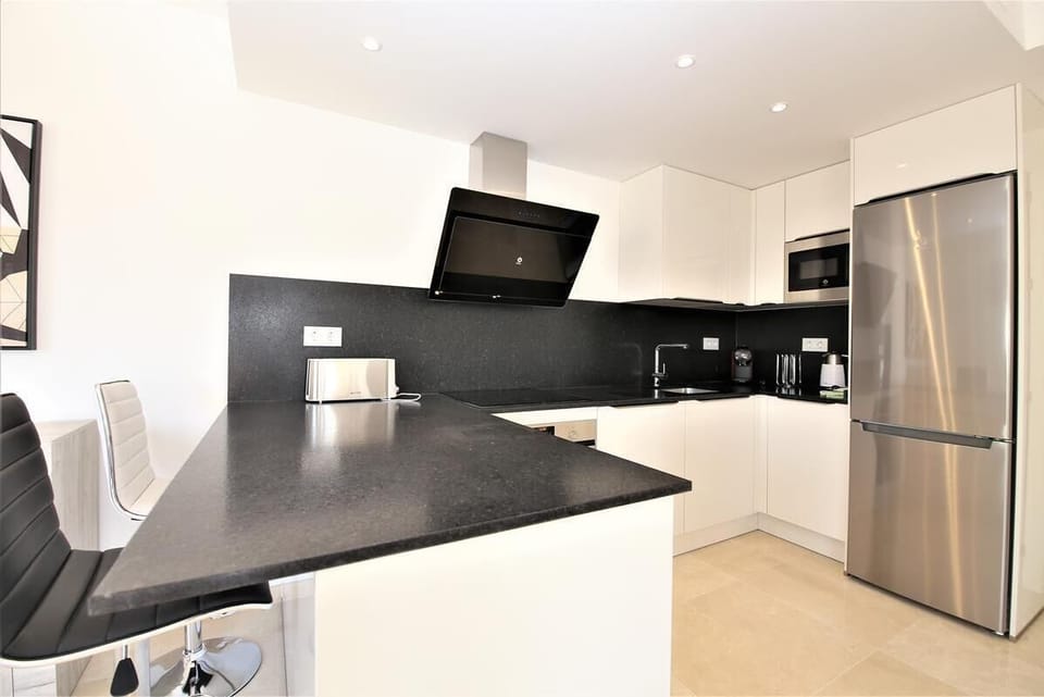 Another view of the fully fitted kitchen from another angle