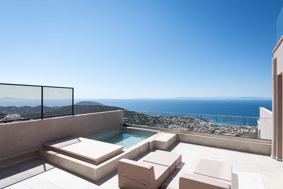 Lavish Tub And Relaxing Sitting Area 