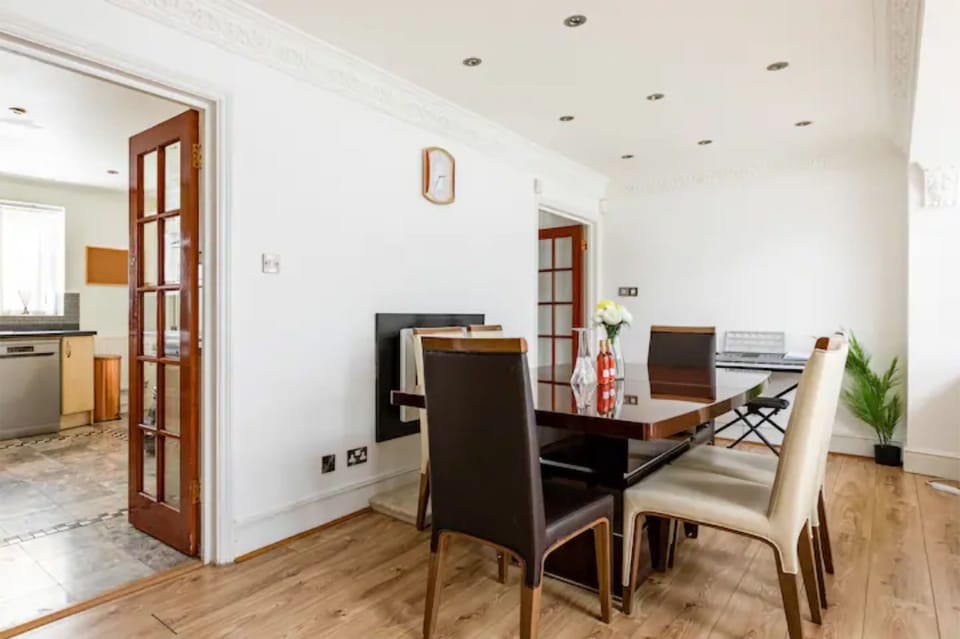 Dining Room Sitting 8 People 