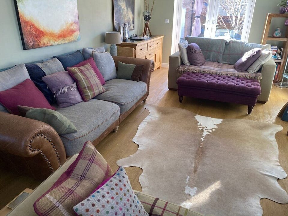 LARGE LIVING ROOM WITH 3 SOFAS, LARGE SMART TV, SKY & DVD PLAYER, DESK AREA