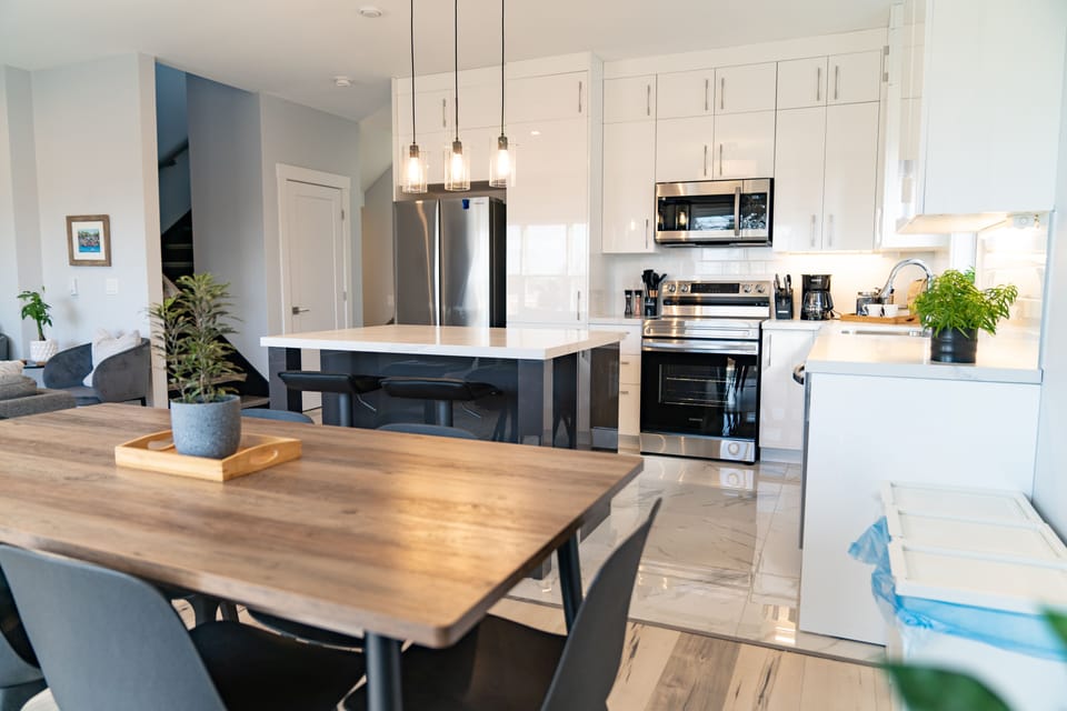 Kitchen - island seating 2, brand new appliances and fully -equipped 