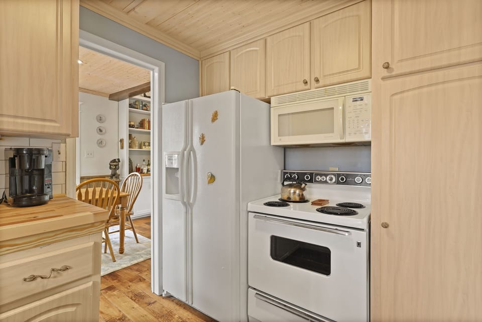 New stainless steel appliances and Keurig Duo added since photos were taken. 