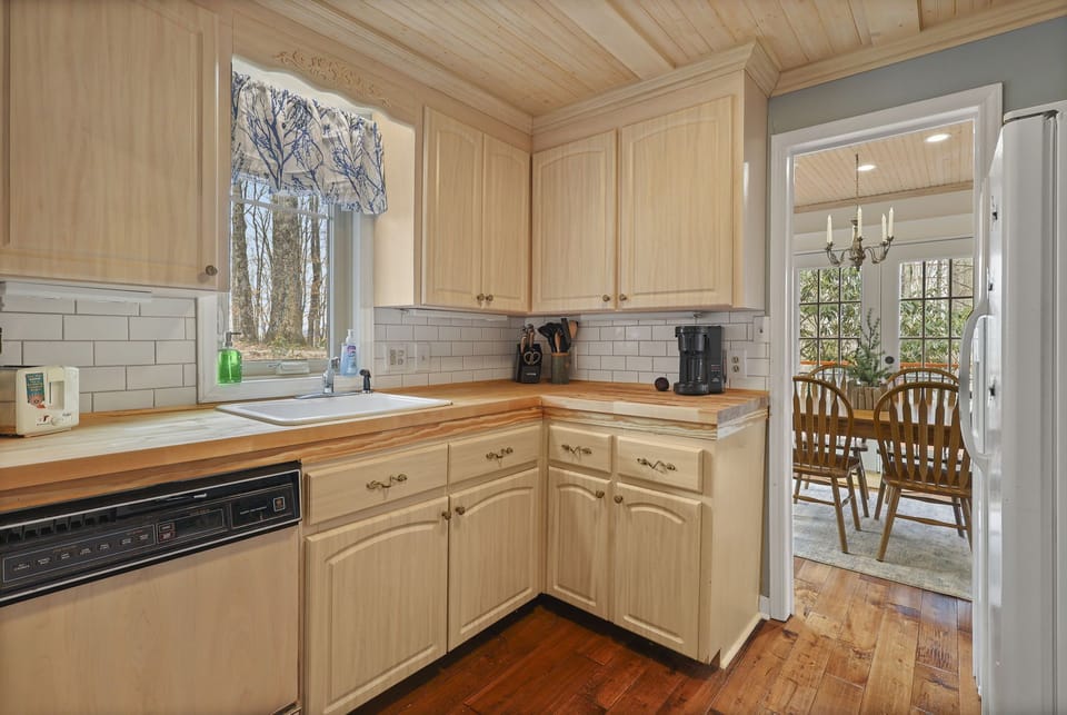 New stainless steel appliances and Keurig Duo added since photos were taken. 