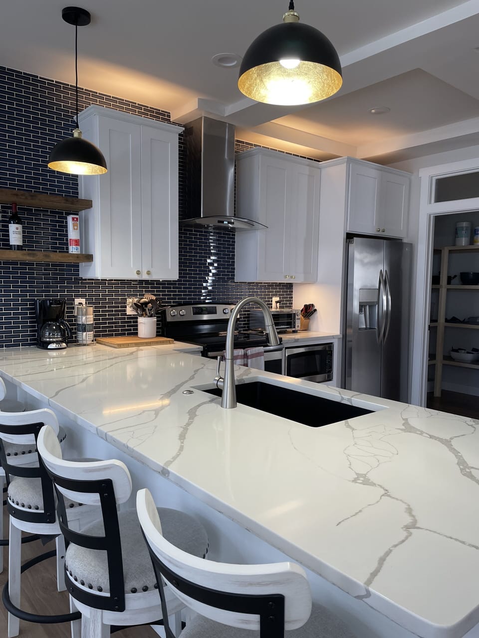 Modern, fully furnished kitchen with all cookware, storage & serviceware