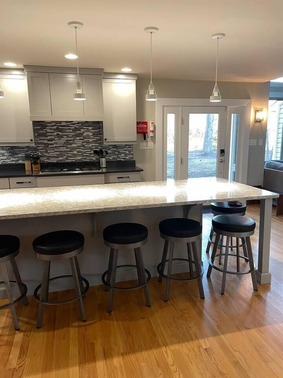 ★ Local Cuisine & Home cooking ★ The Northern Neck & Montross offer outstanding dining options but if you have a chef in your group, how can you not be blown away by this kitchen. Plenty of accessories. The oversized island offers 7 seatings.
