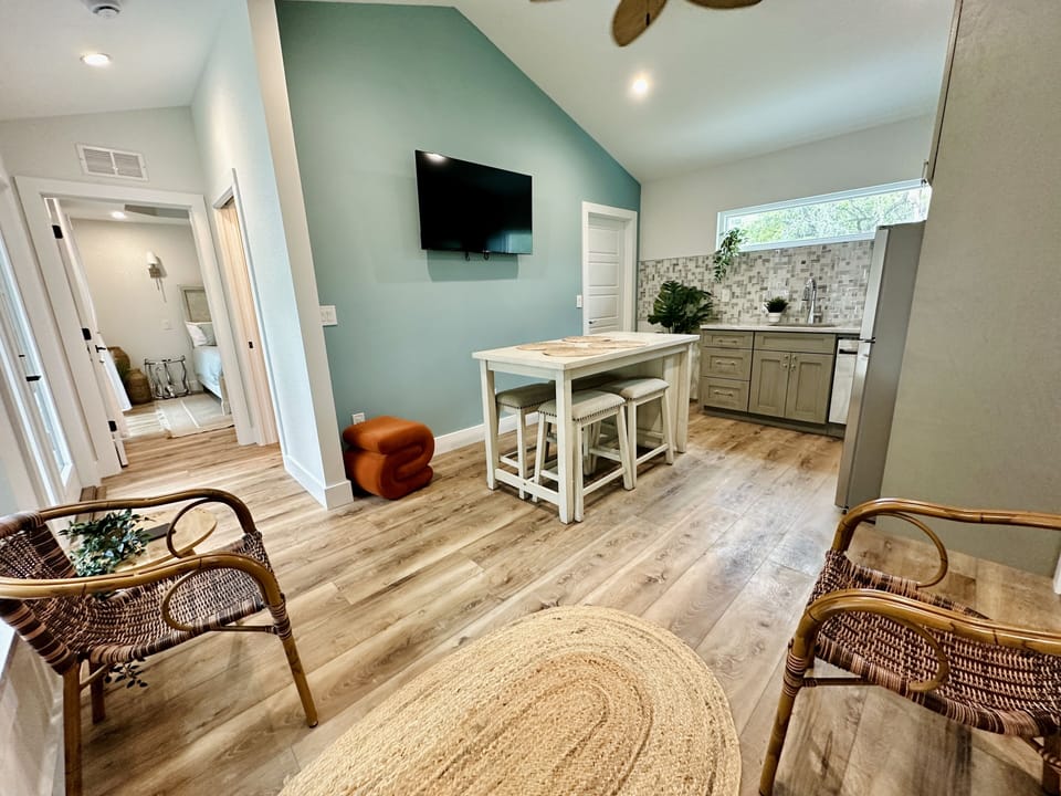 Living space in Pool cottage: 4 person island, 2 chairs, ottoman, 50" Roku TV
