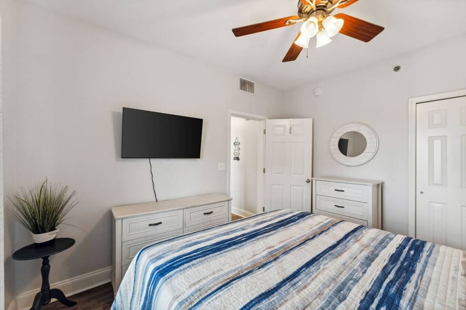 Second Bedroom with Queen Size Bed