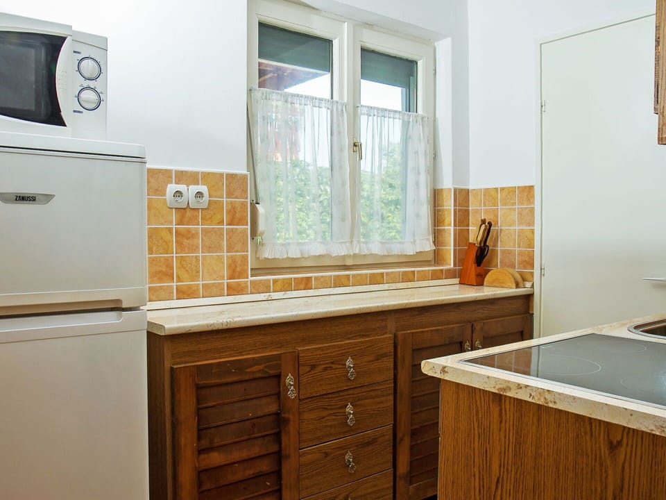 Cabinetry, Furniture, Bathroom Cabinet, Window, Building, White, Countertop, Wood, Plumbing Fixture, Interior Design