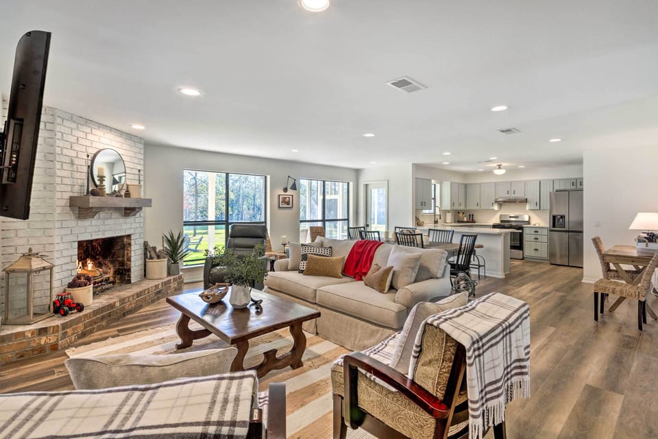 Living Room | Smart TV | Central A/C | Complimentary Toiletries