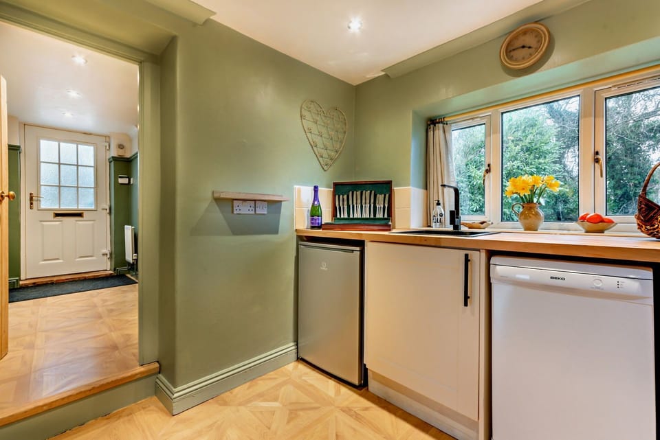 Holly Cottage Kitchen - StayCotswold