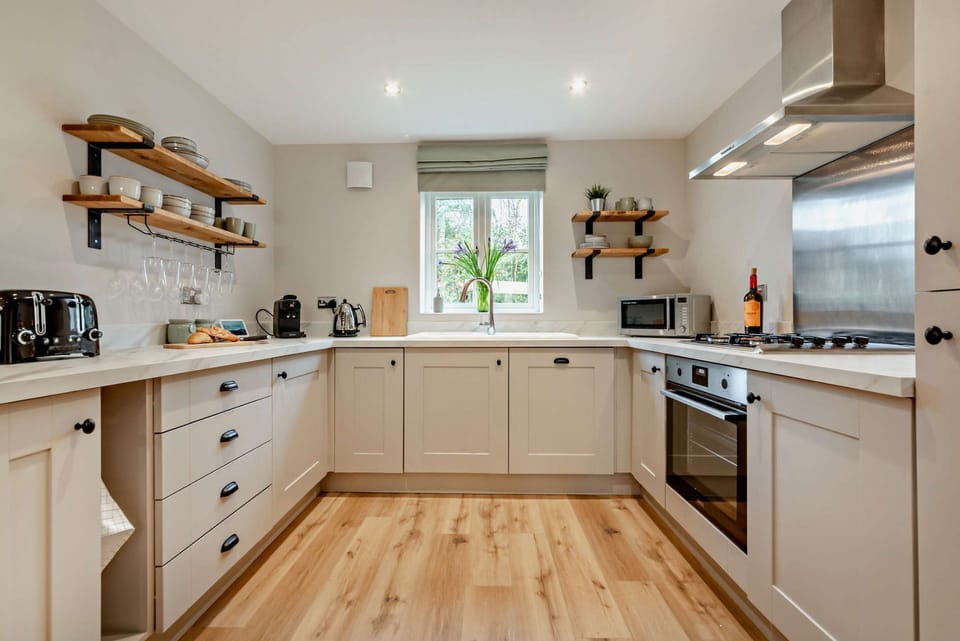 Cedar Cottage KItchen - StayCotswold