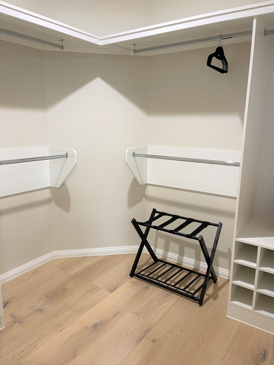 Ensuite walk in robe (He& She separate)