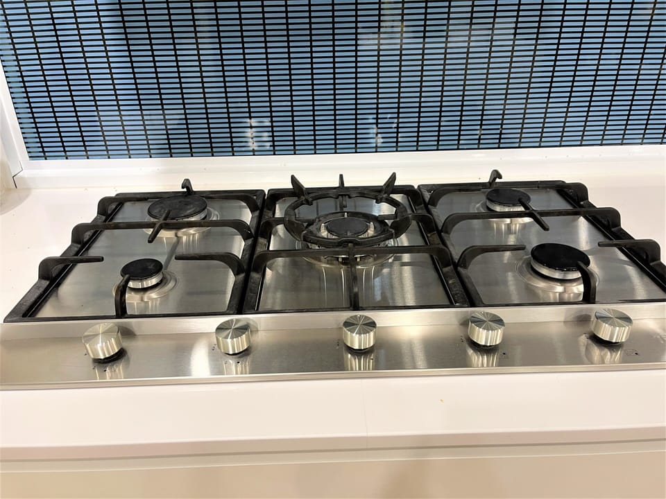 Gas cooktop