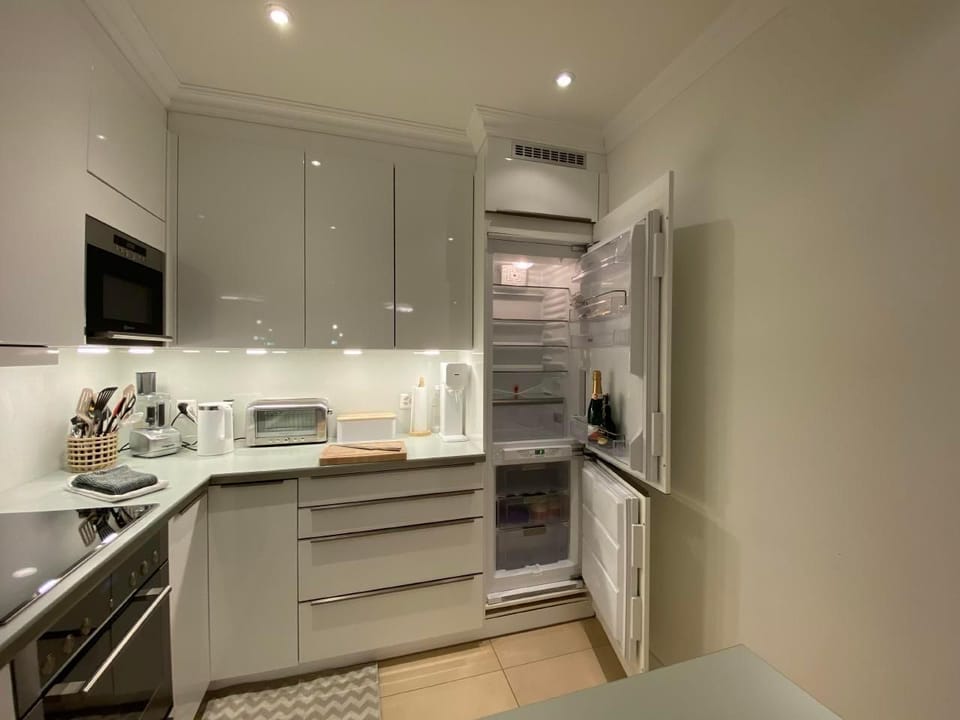 Kitchen: fridge / freezer, microwave