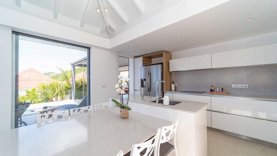 Kitchen & Dining Area