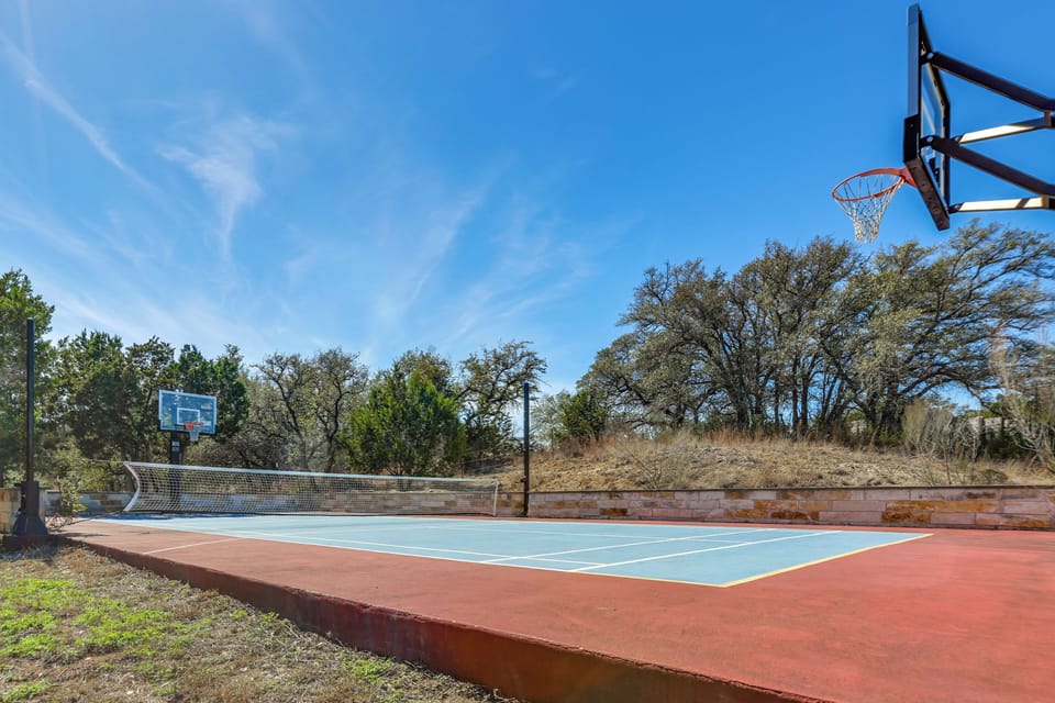 Basketball/Pickleball Court