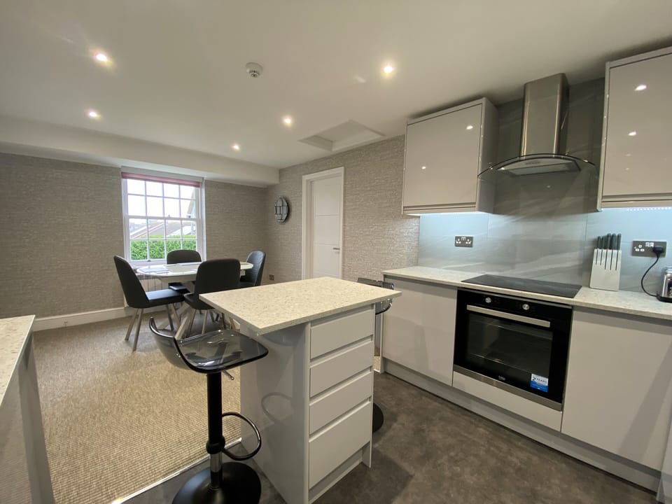 Kitchen/Diner fully equipped with dining table for 4 and a centre island.
