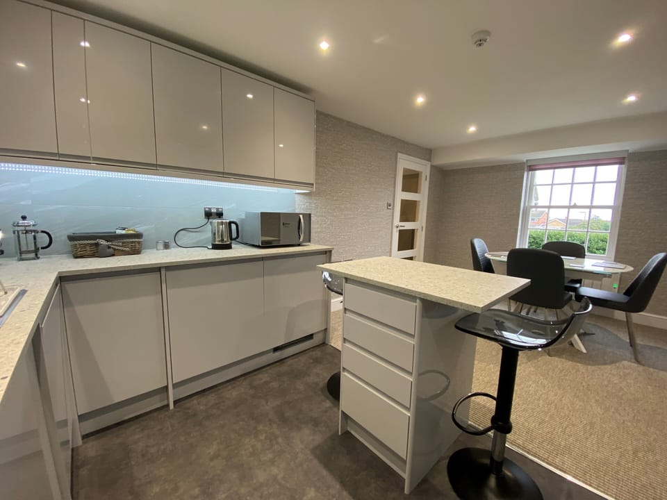 Kitchen/Diner fully equipped with dining table for 4 and a centre island.