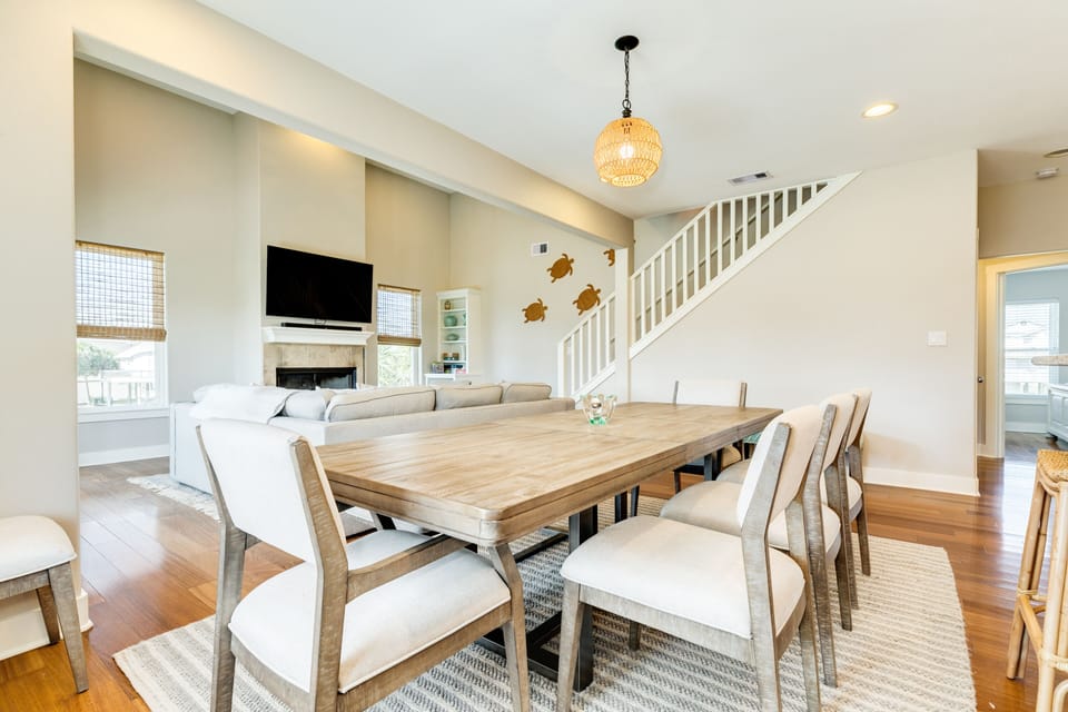 Comfortably sit up to 8 at the large dining table