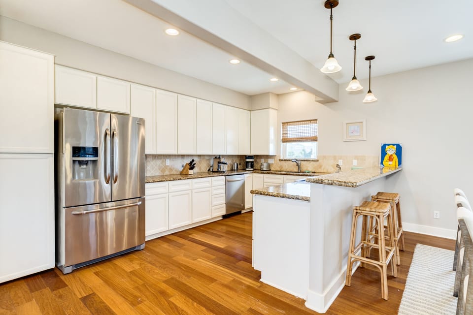 Grab a snack or watch the family cook at the breakfast bar with seating for 2