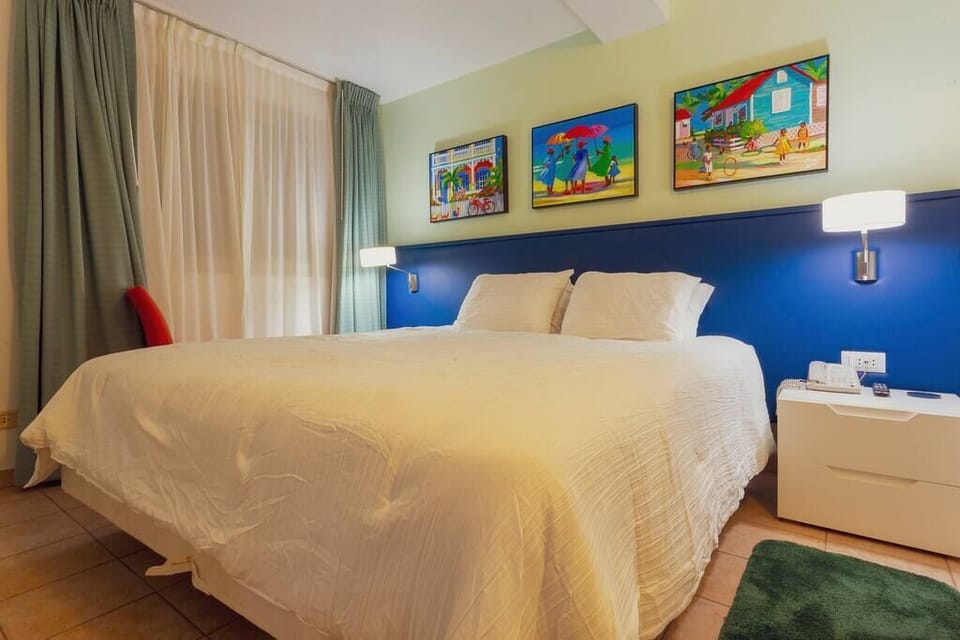 With room for four guests, this condo combines comfort, convenience, and unbeatable views of the ocean, garden, and airport—all in the lively heart of Sint Maarten.