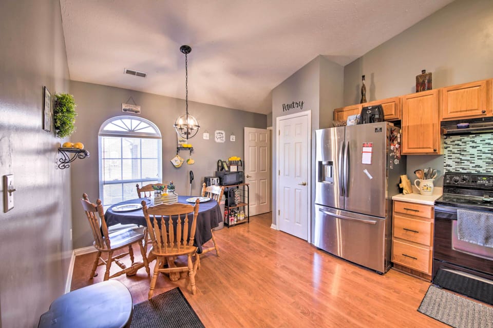 Dining Area | Dishware/Flatware Provided
