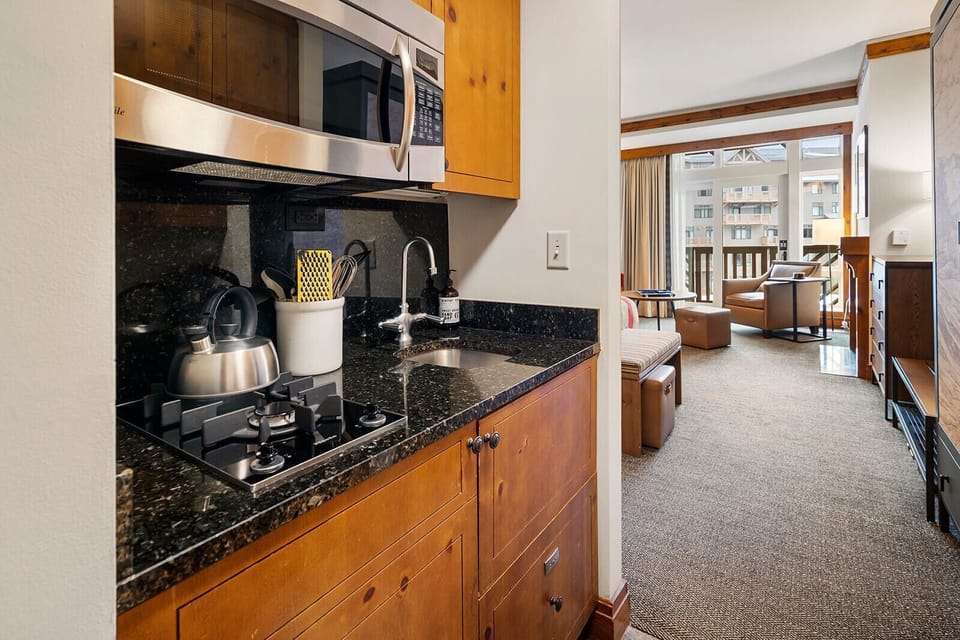 2 gas burners, microwave, and fridge